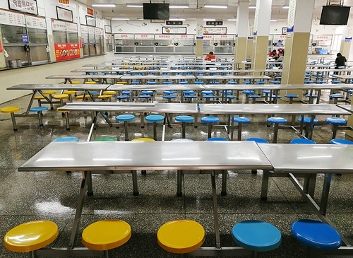 干净整洁的食堂