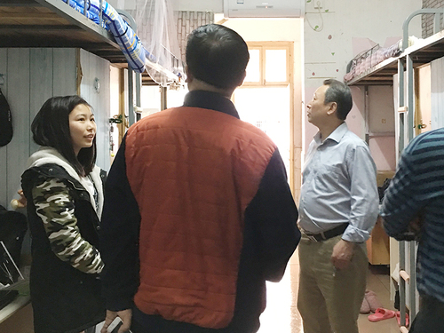 外国语学院老师到学生宿舍查看学生到校情况